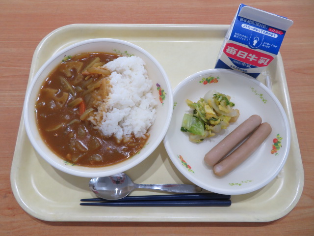 ごはん、牛乳、冬野菜カレー、ウインナー、柚子の香和え