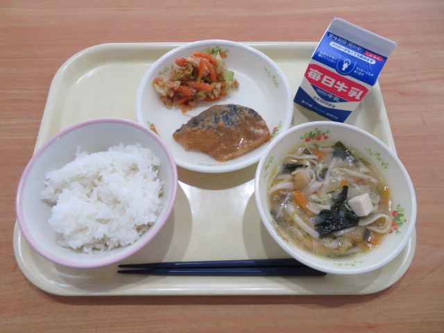 ごはん、牛乳、さわらのごまみそだれ、春キャベツのおかか和え、にゅうめん