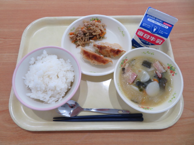 ごはん、牛乳、焼きぎょうざ、切干大根のチャプチェ、トックスープ