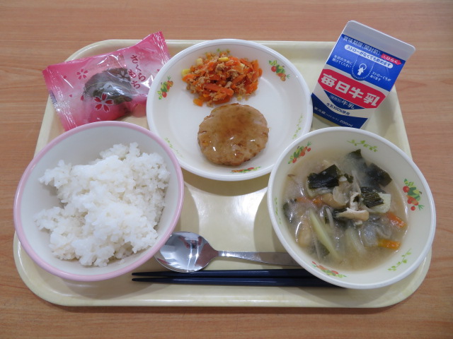 ごはん、牛乳、和風つくね、にんじんしりしり、かつらぎ特製みそ汁、さくらもち