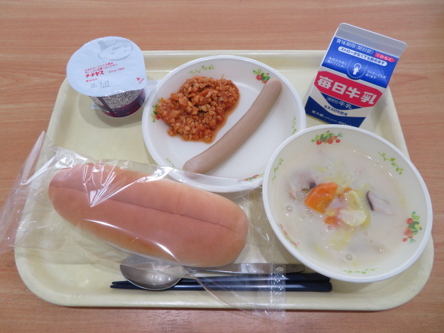 せわりパン、牛乳、ウインナー、スロッピージョー、春キャベツのクリーム煮、ヨーグルト