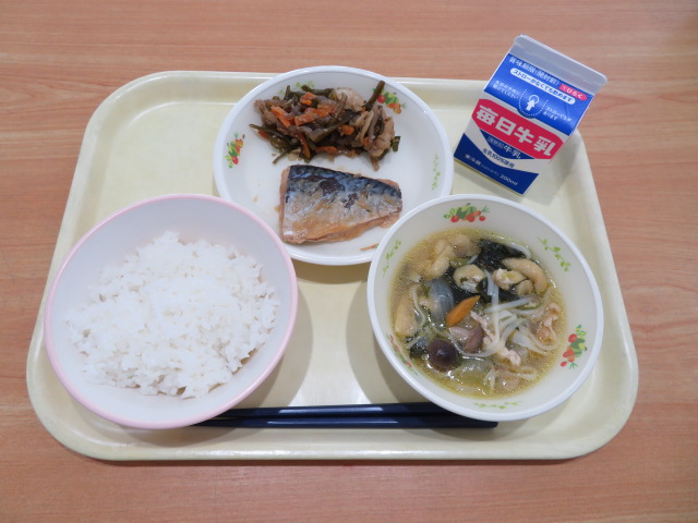 ごはん、牛乳、さば味噌煮、茎わかめの五目炒め、にゅうめん