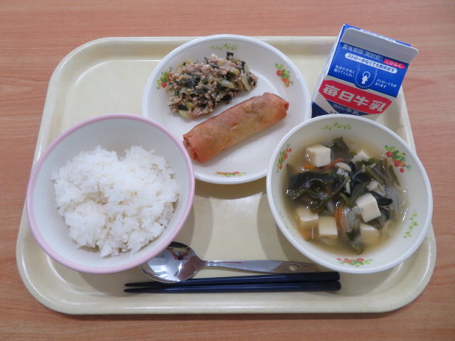 ごはん、牛乳、はるまき、ぎょうざ丼の具、わかめスープ