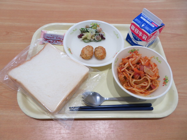 食パン、牛乳、レモンバジルナゲット、まめのサラダ、トマトソーススパゲッティ、メープルジャム