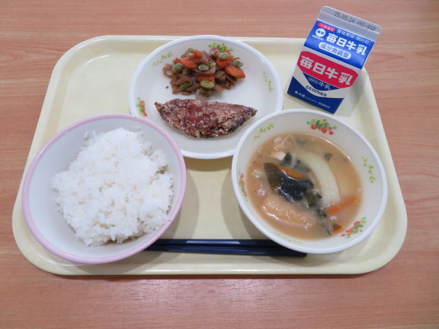 ごはん、牛乳、かつお竜田揚げ、れんこんのきんぴら、じゃがいものみそ汁