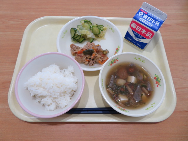 ごはん、牛乳、豚肉のしょうが炒め、ごま酢和え、いものこ汁