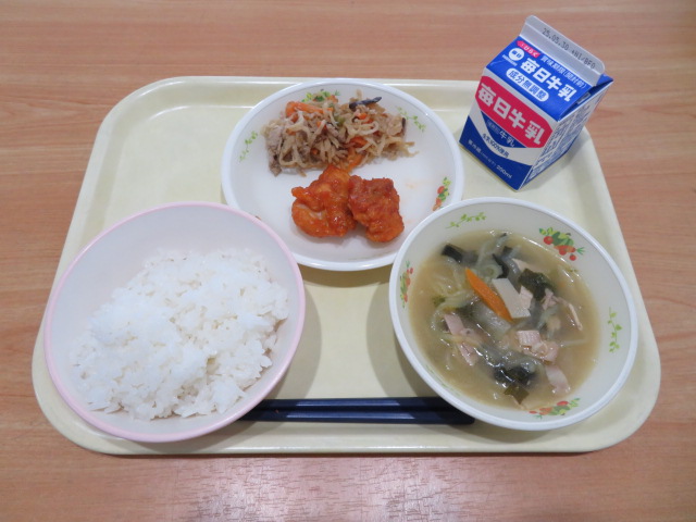 ごはん、牛乳、とりチリ、切干大根のチャプチェ、こんにゃくみそラーメン