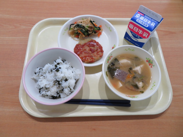 わかめごはん、牛乳、お好み焼き、小松菜と切干大根の和え物、具だくさんみそ汁