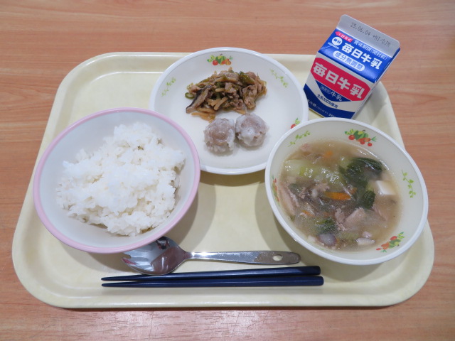 ごはん、牛乳、しゅうまい、チンジャオロース、はるさめスープ