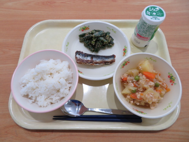 ごはん、ジョア（マスカット）、いわし梅煮、いんげんのごま和え、じゃがいものそぼろ煮