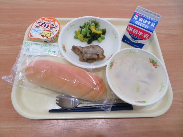 コッペパン、牛乳、鶏の香草焼き、ブロッコリーのねぎごまサラダ、豆乳スープ、プリン