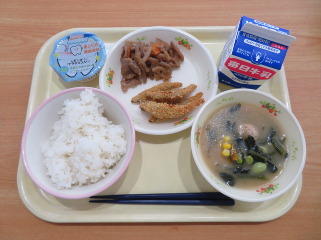 ごはん、牛乳、きびなごかりかりフライ、根菜ぴりっと炒め、色とりどりの夏じる、レモンゼリー