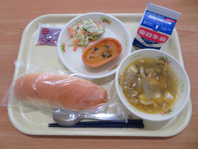 コッペパン、牛乳、ポテトカップグラタン（かぼちゃ）、うめマヨサラダ、冬瓜のスープ、いちごジャム