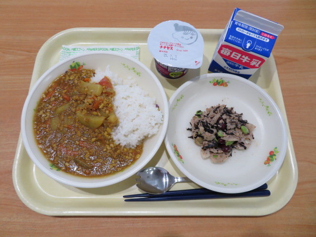 ごはん、牛乳、れんこんとまめのごまドレ和え、トマトキーマカレー、ヨーグルト