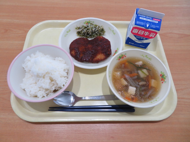 ごはん、牛乳、みそカツ、じゃこピーマン、いものこ汁