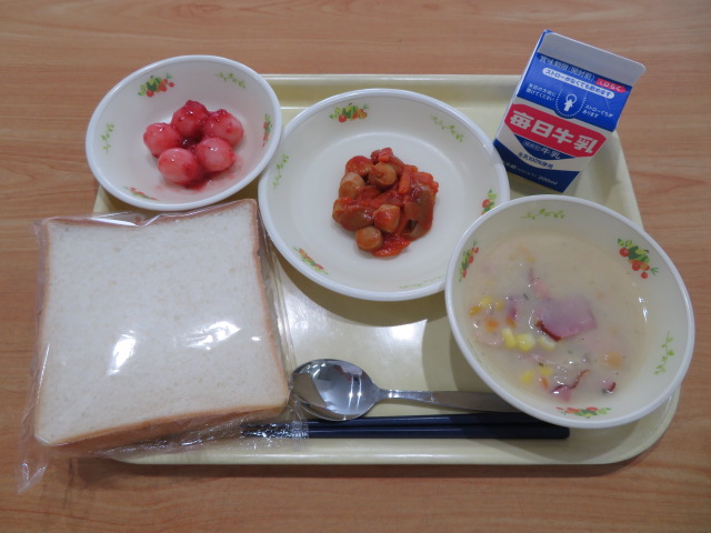 食パン、牛乳、ピザパンの具、コーンスープ、白玉いちごソース