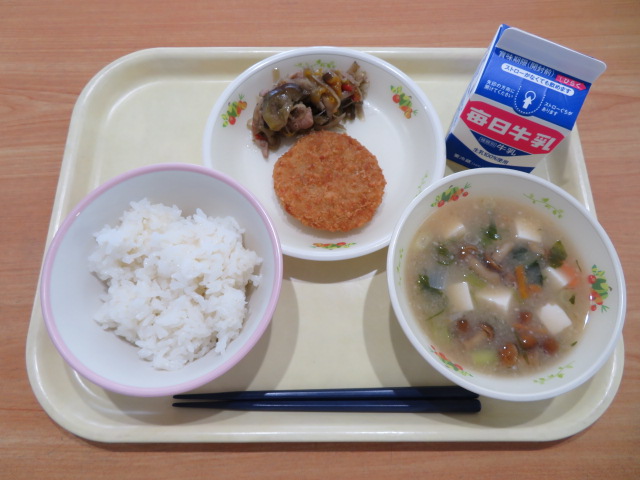 ごはん、牛乳、ならのさといもコロッケ、夏野菜のきんぴら、小松菜となめこのみそ汁