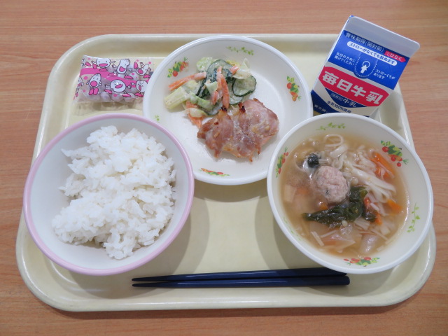 ごはん、牛乳、鶏肉の塩こうじ焼き、ごまねーずサラダ、にゅうめん、はちみつ大豆