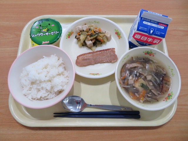 ごはん、牛乳、ラフテー、野菜チャンプルー、もずくスープ、シークワーサーゼリー