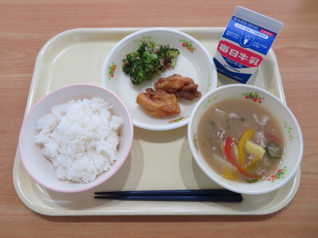 ごはん、牛乳、鶏肉のレモンソース、ブロッコリーのおかか和え、いろどりほうふ夏野菜みそ汁