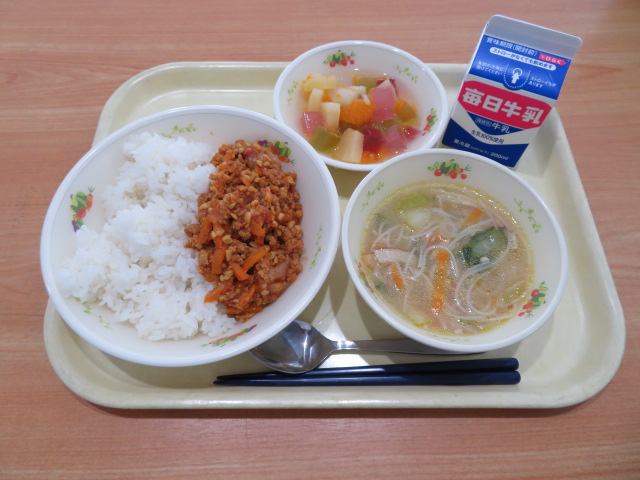 ごはん、牛乳、タコライスの具、ビーフンスープ、フルーツゼリー