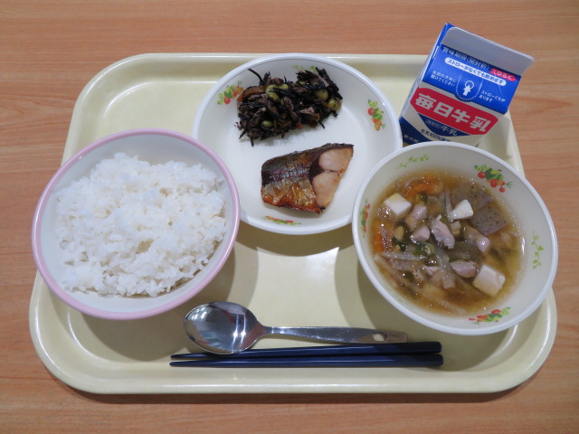 ごはん、牛乳、あじの白しょうゆ漬け、ひじきいり煮、けんちん汁
