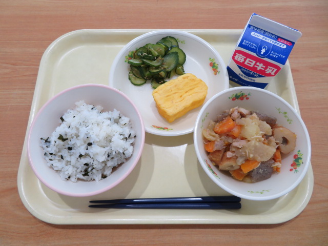 わかめごはん、牛乳、ならのたまごやき、きゅうりの酢の物、関東煮