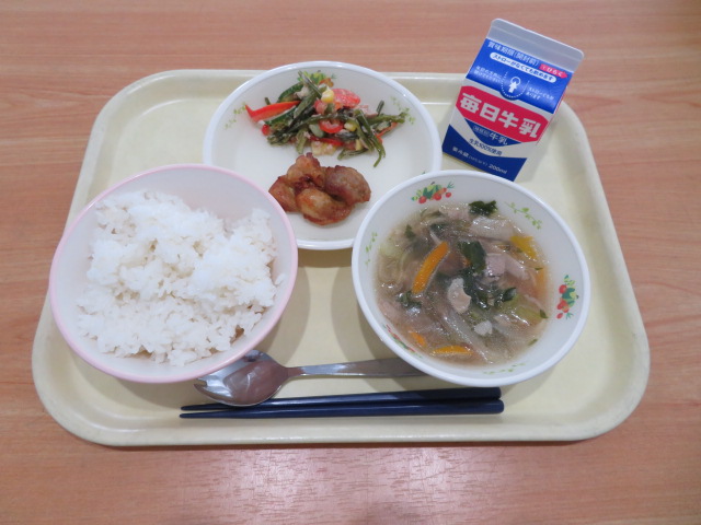 ごはん、牛乳、鶏肉のカレー風味焼き、くきわかめのサラダ、はるさめスープ