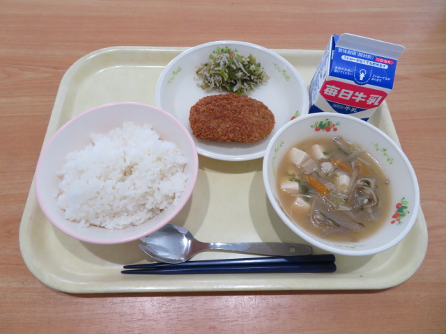ごはん、牛乳、メンチカツ、じゃこピーマン、豚汁
