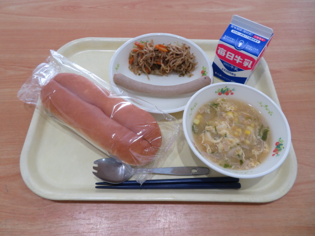 背割りパン、牛乳、ロングウインナー、切干大根のソーす炒め、スーミータン
