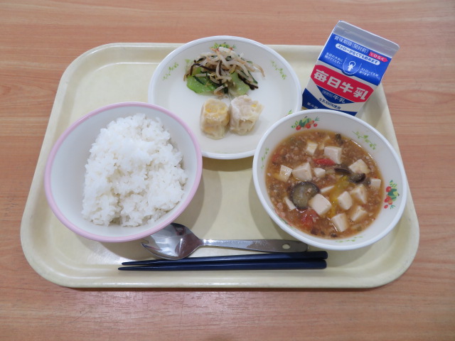 ごはん、牛乳、コーンしゅうまい、もやしのナムル、夏野菜麻婆