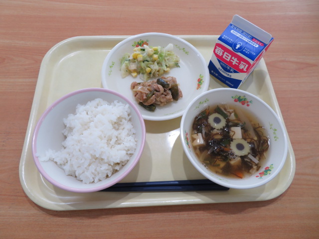 ごはん、牛乳、豚肉のしょうが炒め、ごまねーずサラダ、もずくのすまし汁