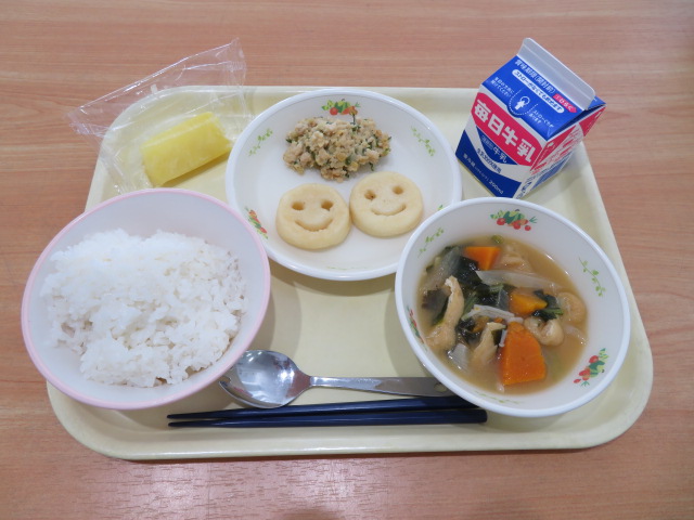 ごはん、牛乳、スタミナ納豆、スマイルポテト、かぼちゃのみそ汁、冷凍パイン
