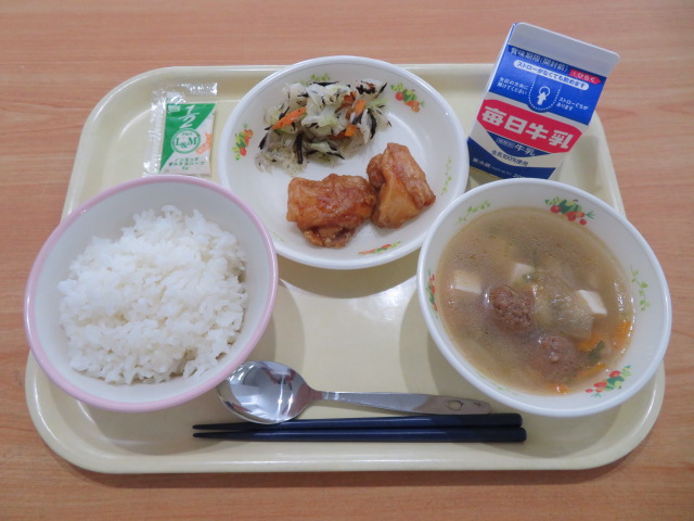 ごはん、牛乳、チキンなんばん、タルタルソース、小魚とひじきのサラダ、冬瓜のスープ