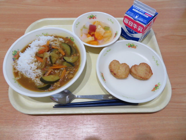 ごはん、牛乳、城夏野菜カレー、チキンナゲット、フルーツポンチ