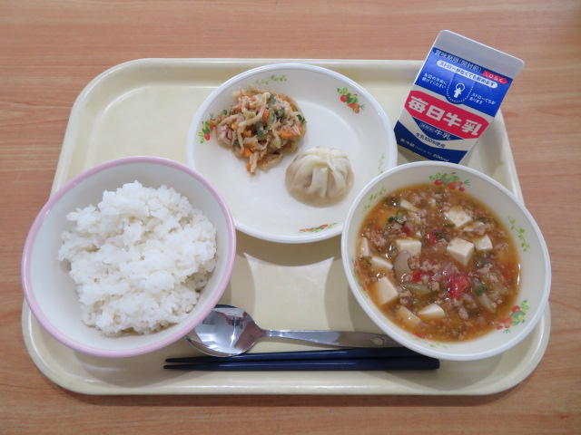 ごはん、牛乳、ショウロンポウ、バンバンジー、トマト麻婆豆腐