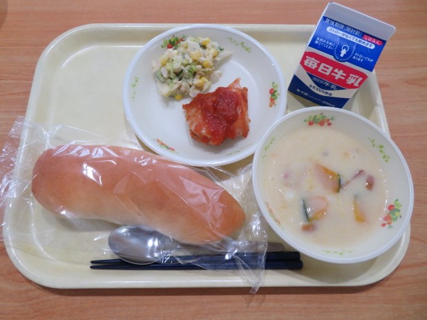 米粉パン、牛乳、鶏肉のバーベキューソース、ごまねーずサラダ、かぼちゃのクリーム煮