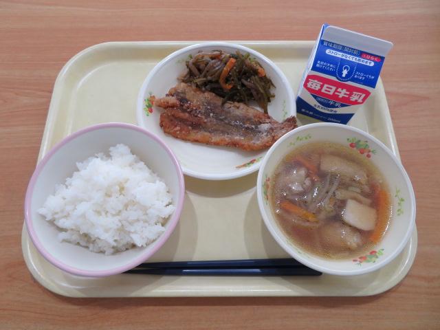 ごはん、牛乳、かます竜田揚げ、茎わかめの五目炒め、けんちん汁