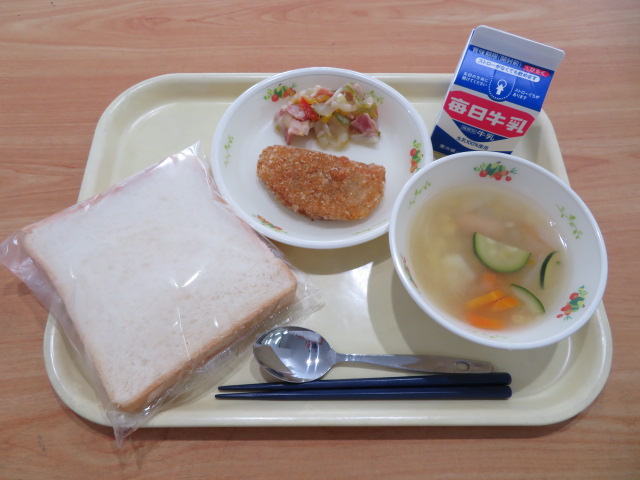 食パン、牛乳、ボロニアカツ、カラフルソテー、夏野菜のポトフ