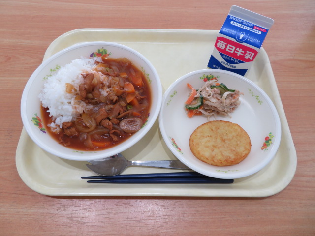 ごはん、牛乳、ハッシュポテト、ごぼうサラダ、ハヤシライス
