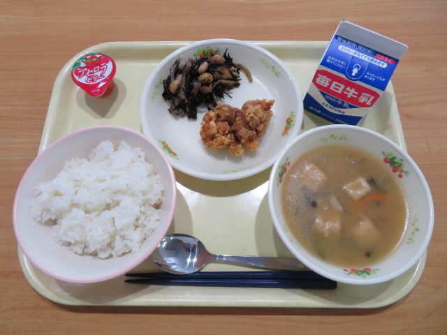 ごはん、牛乳、手作りからあげ、ひじきいり煮、具だくさんみそ汁、プチアセロラゼリー