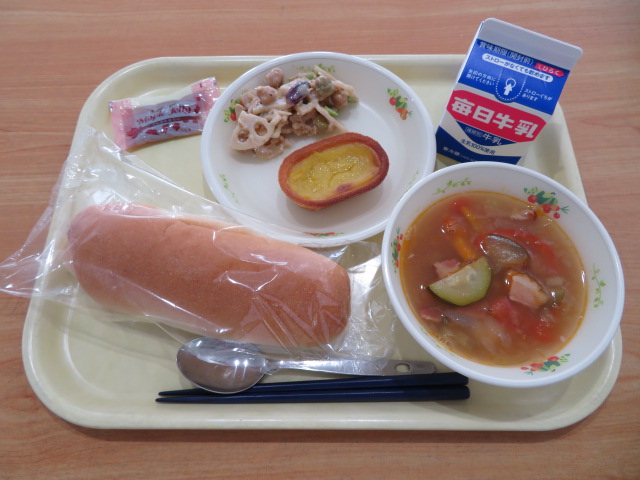 コッペパン、牛乳、ポテトカップグラタン（コーン）、れんこんとまめのごまドレ和え、ラタトゥイユ風スープ、メープルジャム