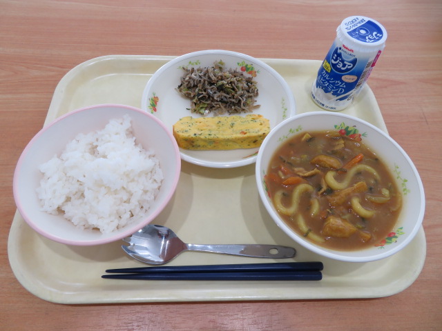ごはん、ジョア（プレーン）、カレーうどん、いろどり野菜のたまごやき、大和まなちりめん