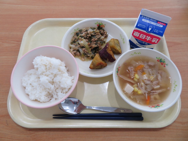 ごはん、牛乳、焼きいも、餃子丼の具、五目スープ