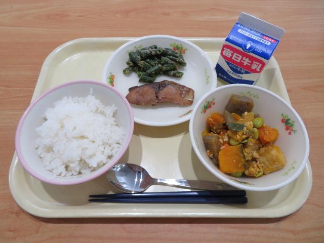 ごはん、牛乳、あじのスタミナ漬け、いんげんのごま和え、かぼちゃのそぼろ煮