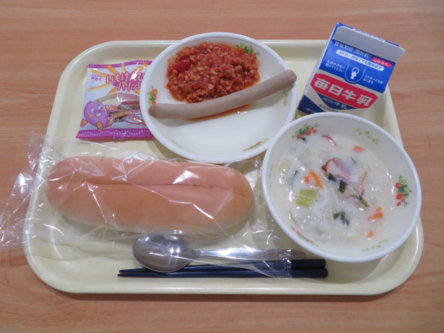 せわりパン、牛乳、ロングウインナー、チリビーンズ、豆乳スープ、いもけんぴ入り小魚