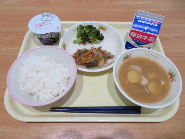 ごはん、牛乳、豚肉の生姜炒め、ブロッコリーのおかか和え、さといものみそ汁、ヨーグルト