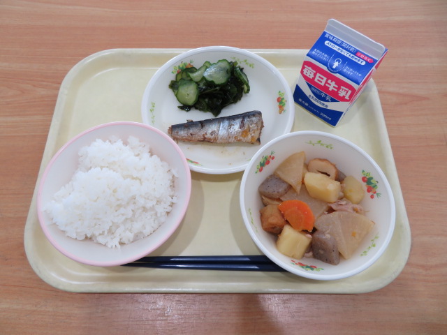 ごはん、牛乳、いわしのかぼすレモン煮、きゅうりとわかめの酢の物、関東煮