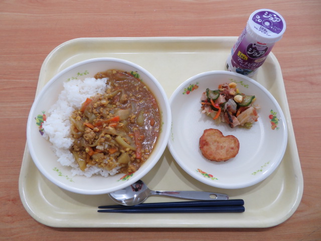 ごはん,ジョア（ブルーベリー）、キーマカレー、チキンナゲット、りっちゃんの元気サラダ