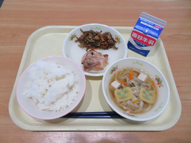 ごはん、牛乳、鶏肉の塩こうじ焼き、くきわかめの五目炒め、にゅうめん